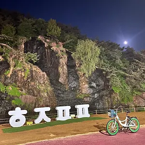 Bueno Day - Near Hongdae & Historic Sites Hostel